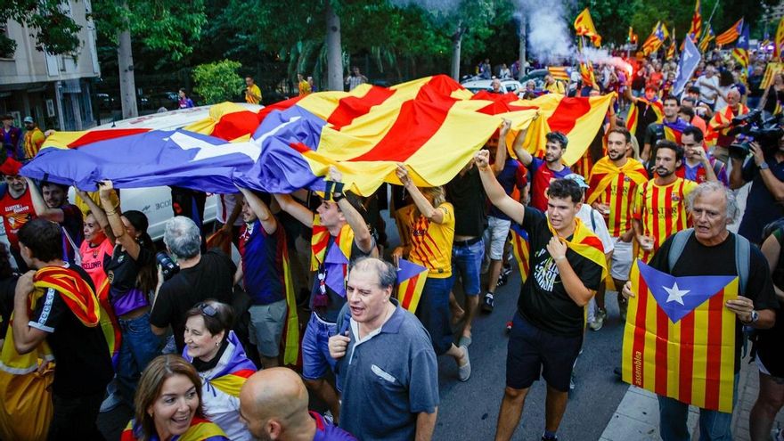 El Camp Nou responde con 'estelades' a la agresión policial a un menor socio del Barça en Elche
