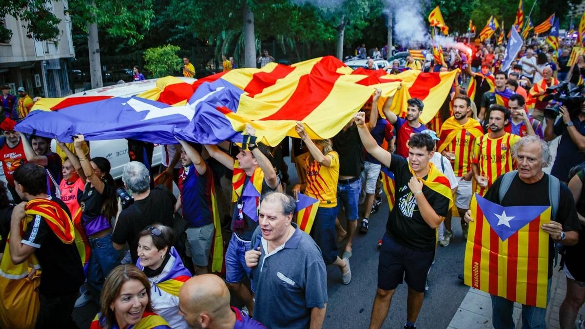 El Camp Nou responde con 'estelades' a la agresión policial a un menor socio del Barça en Elche