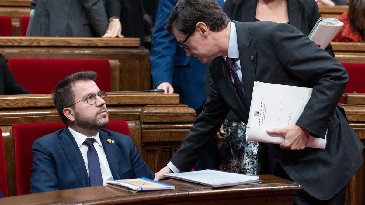 Pere Aragonès y Salvador Illa en un pleno del Parlament el 6 de marzo.