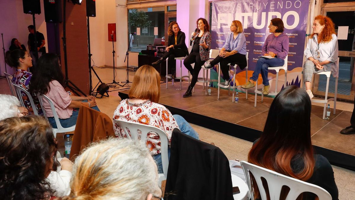 La consejera de Derechos Sociales del Gobierno canario, Noemí Santana (3d); la viceconsejera del área, Gemma Martínez (i); la viceconsejera de Igualdad y Diversidad, Silvia Jaén (2d); la consejera de Igualdad del Cabildo de Gran Canaria, Sara Ramírez (2i), participaron este martes en el acto de su partido, Podemos, sobre las "Conquistas Feministas" con motivo del 8M junto a la periodista Cristina Fallarás (d). EFE/ Elvira Urquijo A.