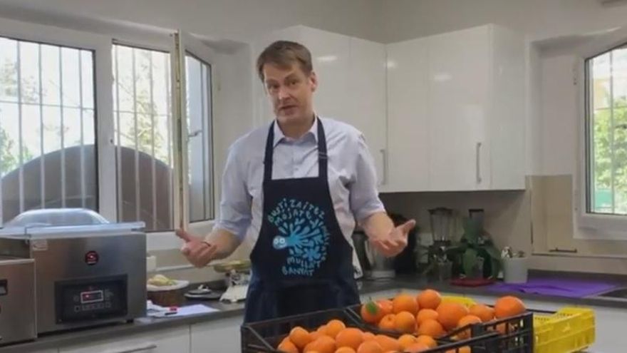 Hugh Elliott, en la cocina de la embajada con sus naranjas sevillanas preparado para hacer 'marmalade'.