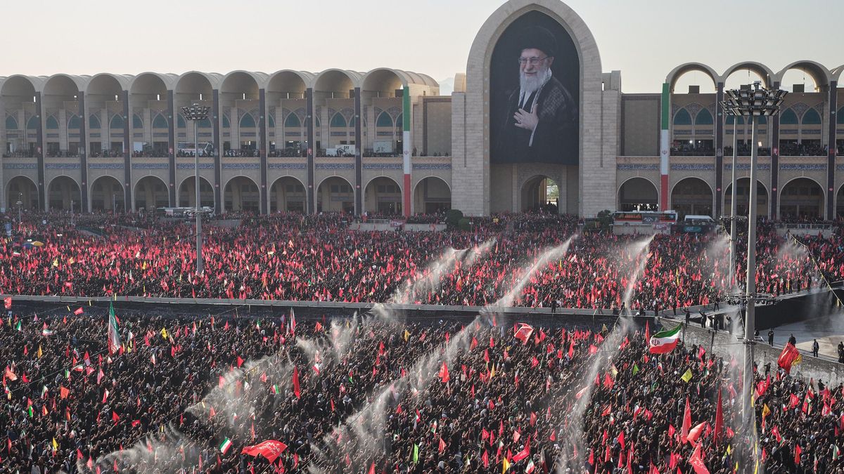 Docenas de miles de personas participan en los rezos funerarios del asesinado líder supremo de Irán Alí Jameneí en la mezquita Mosala de Teherán (Irán) este domingo. Irán celebró el rezo fúnebre por el asesinado líder supremo Alí Jameneí que contó con la participación de decenas de miles de personas, entre ellas altos cargos del país, en el segundo día de los funerales públicos en el que resonaron las llamadas de venganza contra Estados Unidos e Israel. EFE/Jaime León
