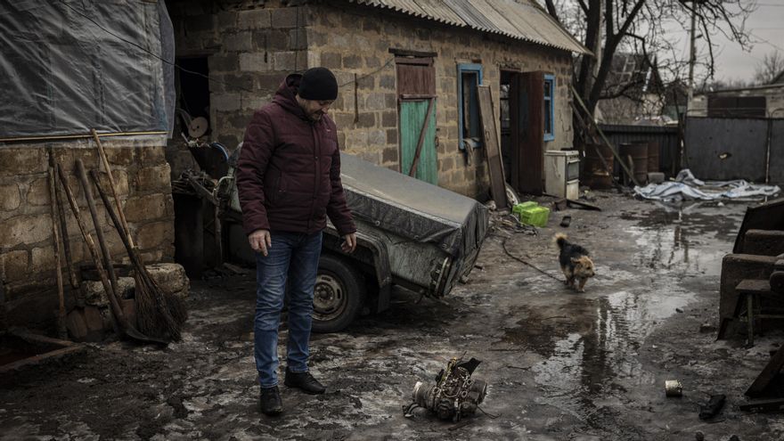 Ivan junto con el motor de uno de los dos dones Shahed que destrozaron su casa en julio del año pasado.