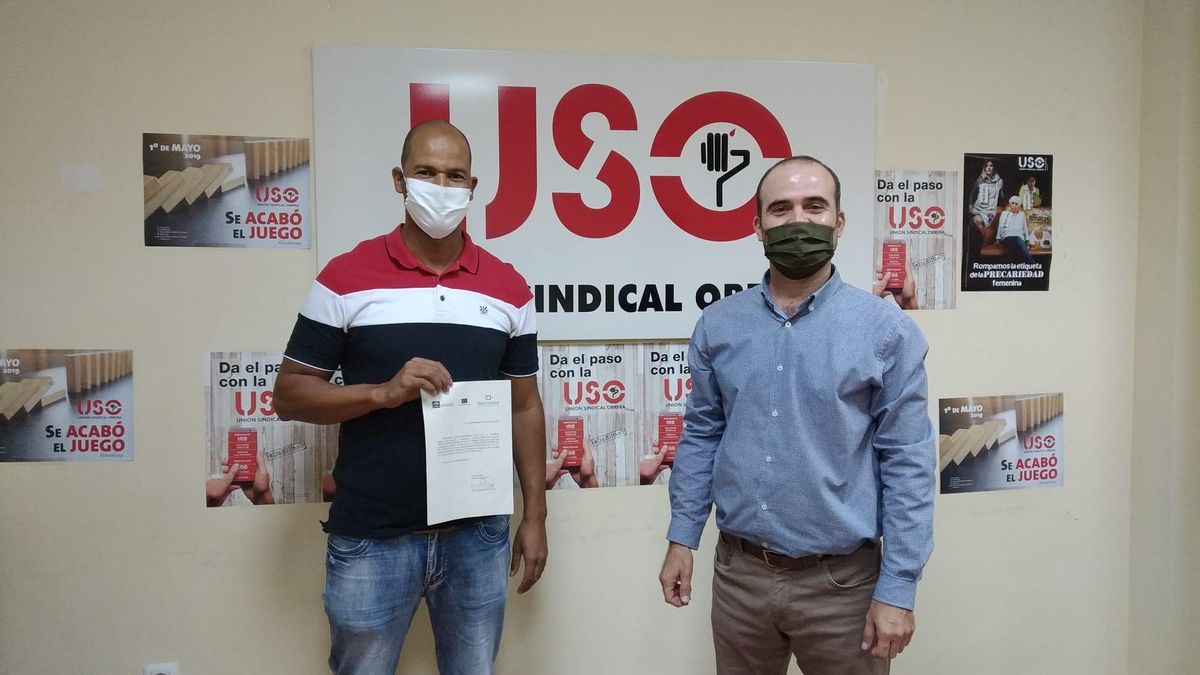 Adbelilah Bellakhal enseña su certificado de cocinero junto a Juan José Morente González.