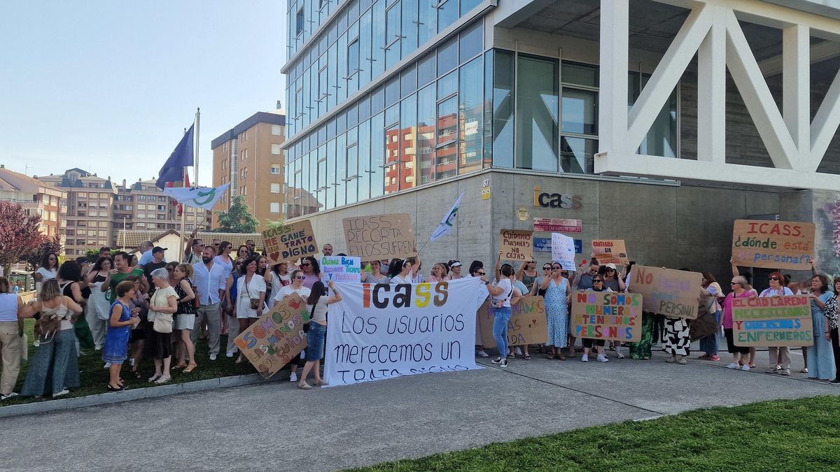 La crisis en el CAD de Laredo se agrava: enfermería bajo mínimos y cuatro nuevos ingresos pese al colapso del servicio