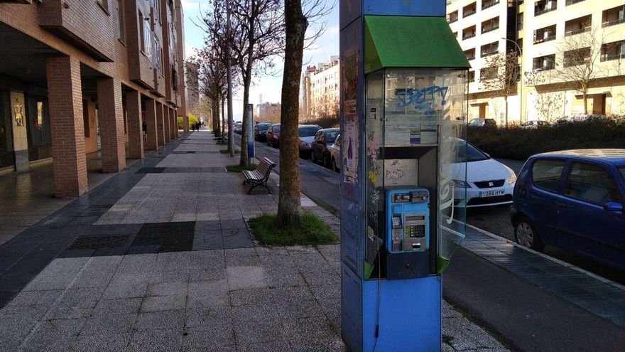 Cabina de teléfono en la calle Baiona de Vitoria