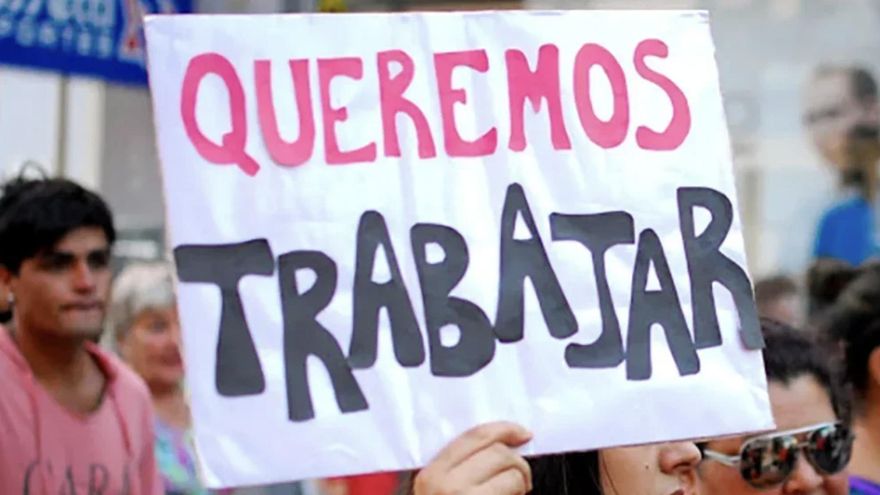 La Argentina de los despidos: "Me ofrecieron trabajar de 8:30 a 23 por $150.000 a la semana"