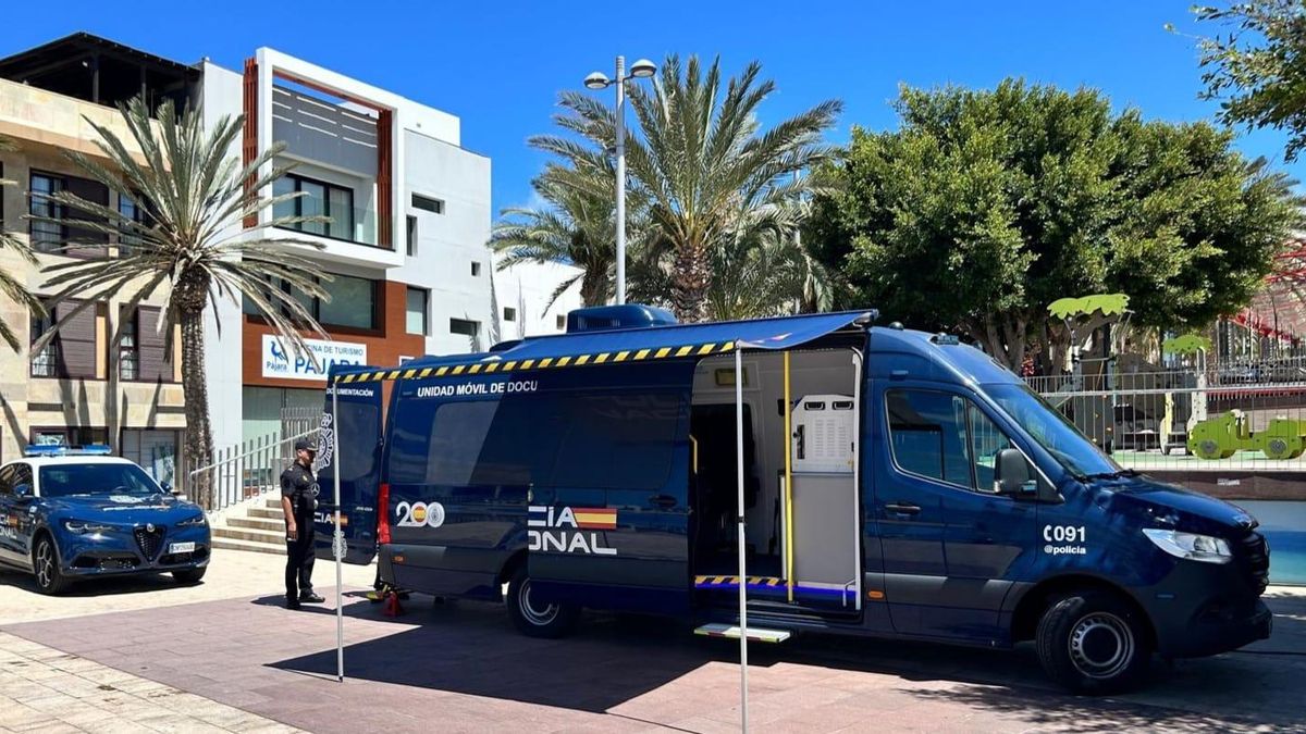 La Policía Nacional acerca el DNI y el Pasaporte a los municipios de Fuerteventura con la presentación del Vehículo Integral de Documentación VIDOC