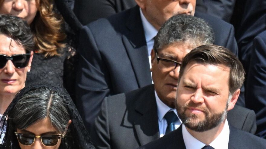 Zelenski y Vance se saludan en la misa de inicio de pontificado de León XIV