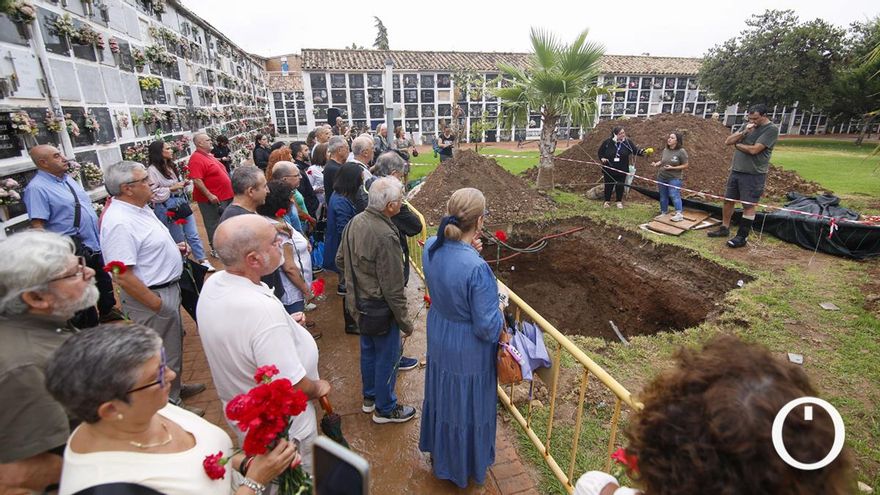 Familias visitan los trabajos en la fosa del cementerio de San Rafael