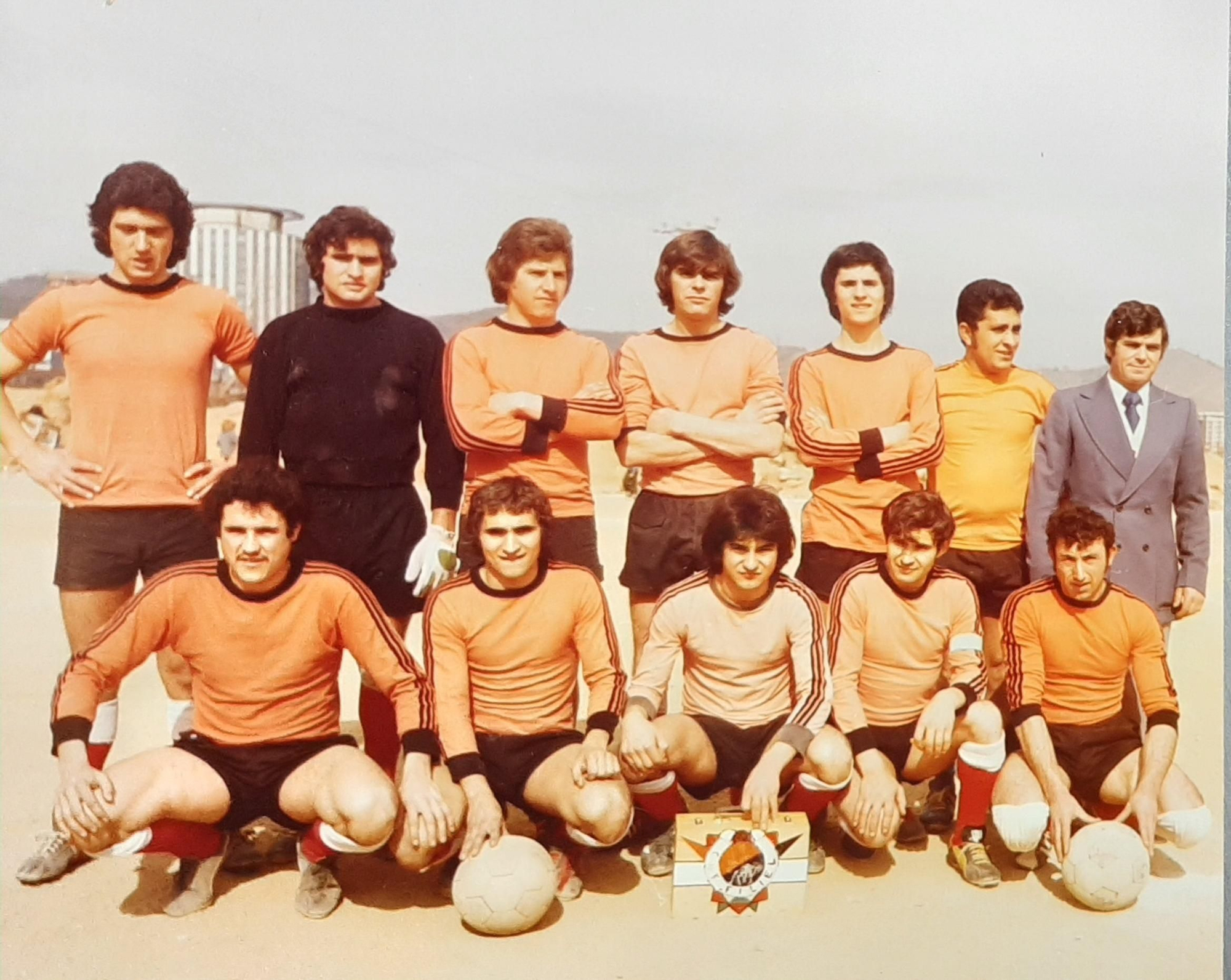 El Club Deportivo Teleno con su equipación naranja