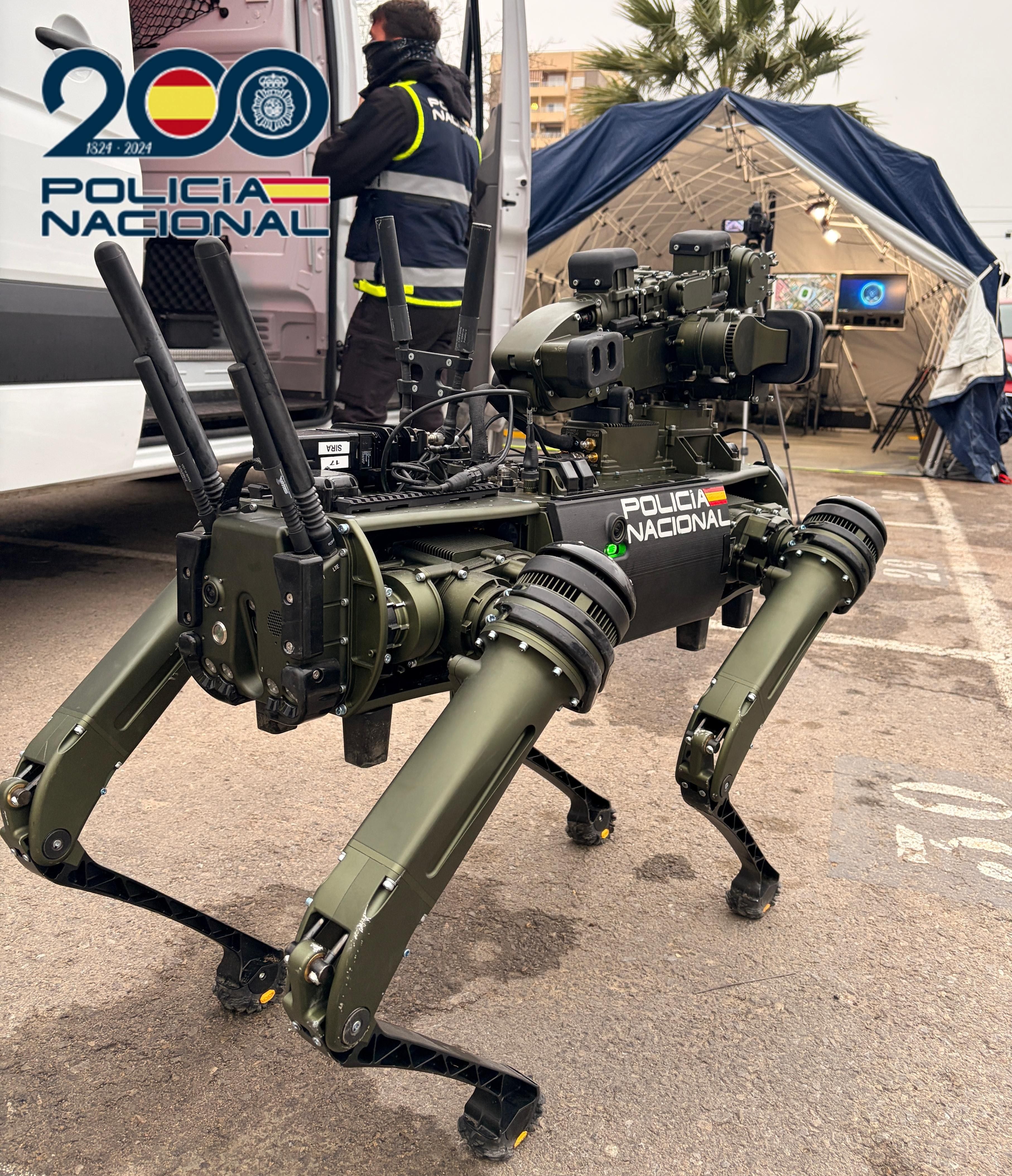 Perro robot de la Policía Nacional en el simulacro en el estadio del Levante UD.