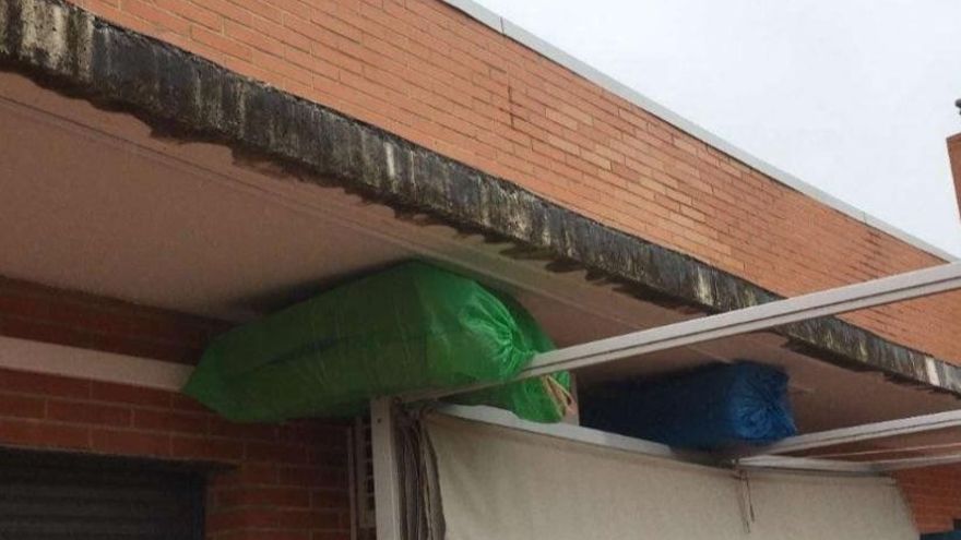 Humedades en el voladizo de uno de los áticos.
