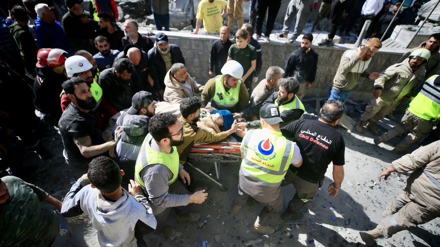 - Los rescatistas trasladan a un herido tras un bombardeo israelí que impactó en un edificio en el pueblo de Al Saksakiyah, sur del Líbano, 27 de marzo de 2026. Según el Ministerio de Salud Pública de Líbano, al menos 1.116 personas han muerto y más de 3.229 han resultado heridas en bombardeos en los suburbios del sur de Beirut y pueblos del sur del Líbano desde el inicio de las hostilidades renovadas. (Líbano) EFE/EPA/STRINGER