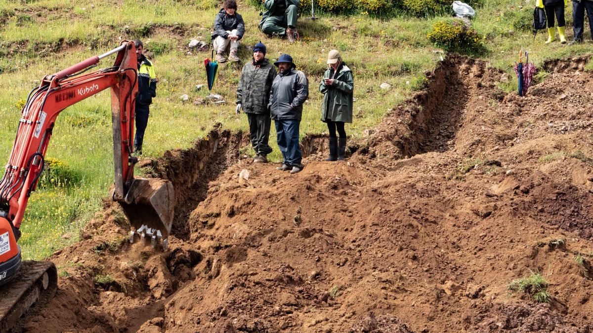 Exhumación de los restos de seis defensores de la Segunda República asesinados y arrojados a una fosa común en el Paraje de Matamala, Sena de Luna.
