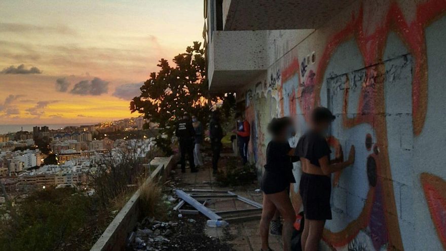 Agentes de la Policía Local durante la operación