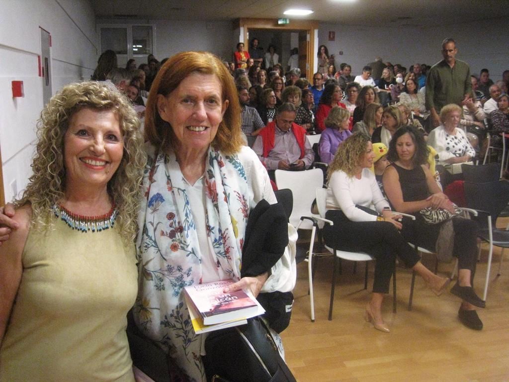 Lucía Rosa González (i) con Cecilia Domínguez en la presentación del  libro. 