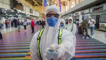 Un trabajador sanitario posa mientras hace guardia este jueves, en el Aeropuerto Internacional Simón Bolívar de Maiquetía, en La Guaira, Caracas (Venezuela).