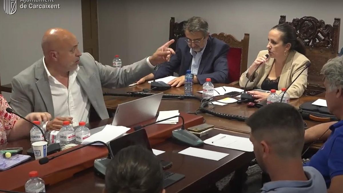 Instante de la discusión entre el concejal de Vox y la alcaldesa del PP en el pleno de Carcaixent.