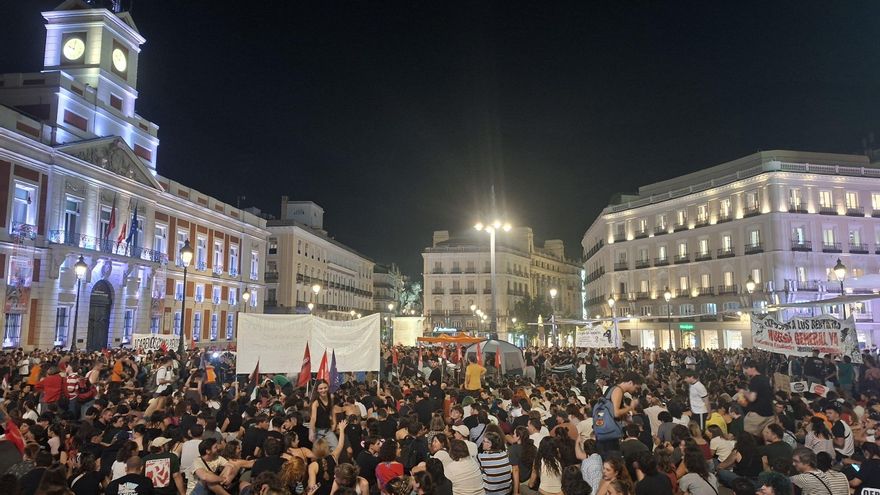 Centenares de personas hacen una sentada este sábado en la Puerta del Sol.
