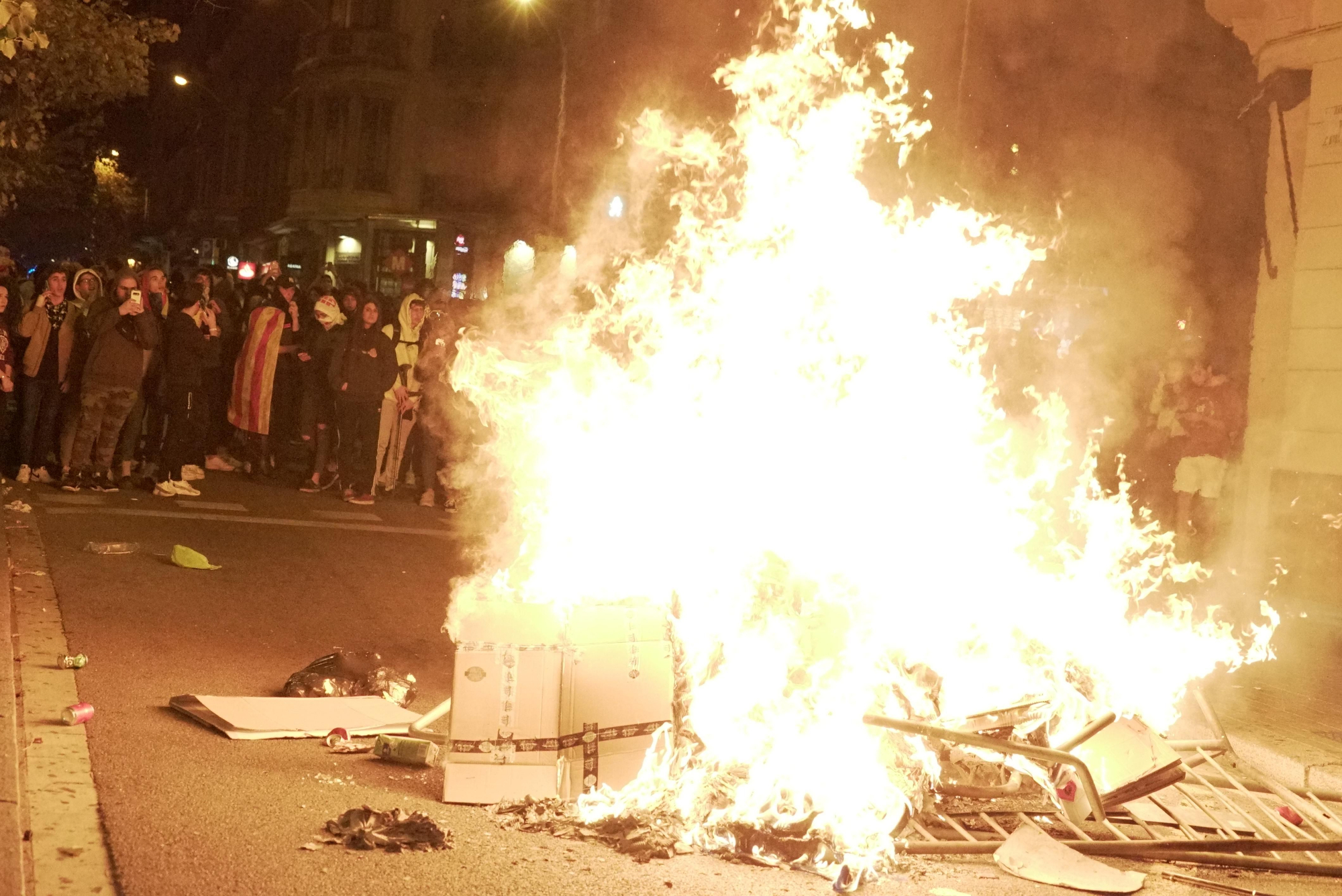 Hoguera en la calle durante una nueva noche de protestas en Barcelona