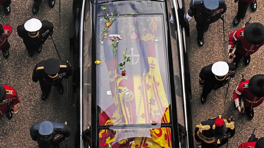Flores en el coche fúnebre que lleva el féretro de la reina Isabel II a su llegada al Castillo de Windsor para el entierro en la Capilla de San Jorge.