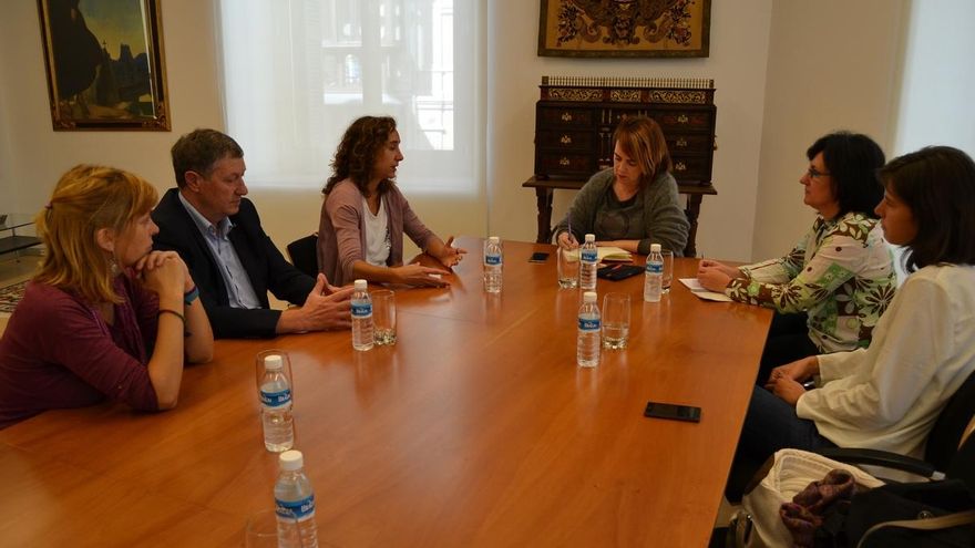 La Coordinadora de ONGD traslada a Ainhoa Aznárez la necesidad de que el Parlamento abandere la cooperación