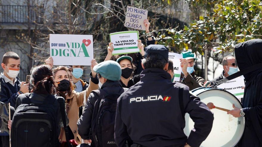 Varias personas protestan a las puertas del Congreso tras la aprobación definitiva de la ley que despenaliza la eutanasia.