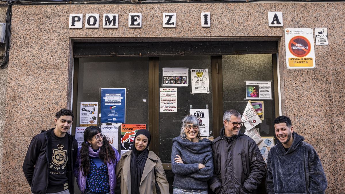 Varios de los socios de la cooperativa Les Juntes, de L'Hospitalet de Llobregat, frente al local que usan como sede de la entidad