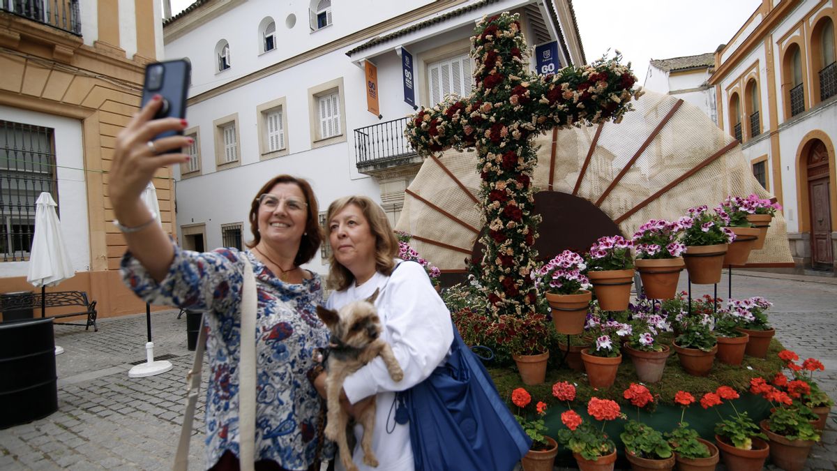 Un gran abanico protagoniza la Cruz de Mayo de la Hermandad del Vía Crucis