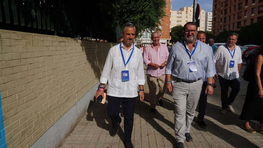 Juan Bravo, número 1 del PP por Sevilla, junto al alcalde de Carmona y senador electo, Juan Ávila, el 23J.
