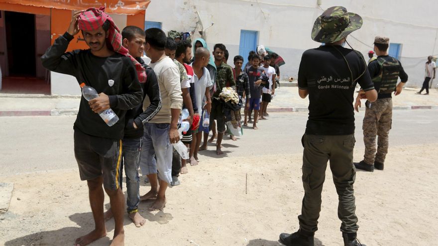 Migrantes rescatados hacen cola en el puerto de Ben Gardane, en el sur de Túnez, el miércoles 7 de julio de 2021.