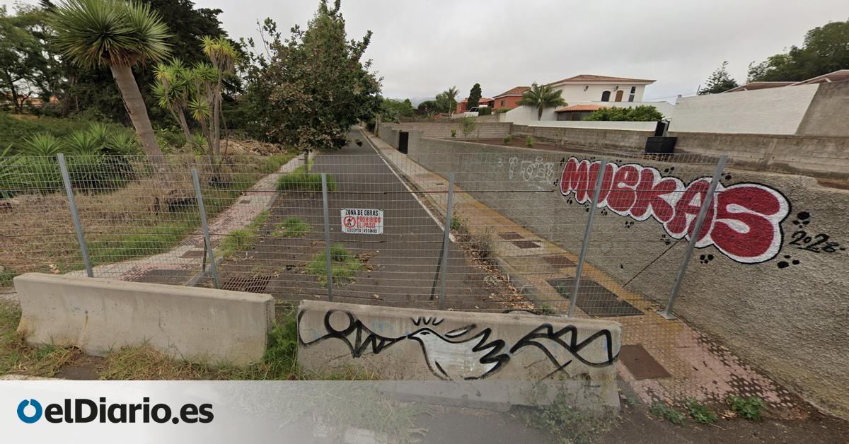 El insólito caso de una calle de Canarias que lleva años cortada y vallada porque un vecino no pagó una deuda