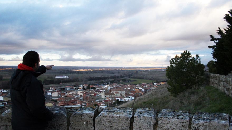 Nacho González, impulsor de la recogida de firmas, señala el pueblo de Monzón, desde el balcón de la ciudadela