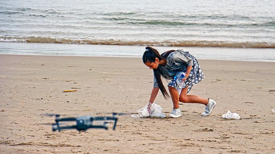 Melani García en la playa de Cullera