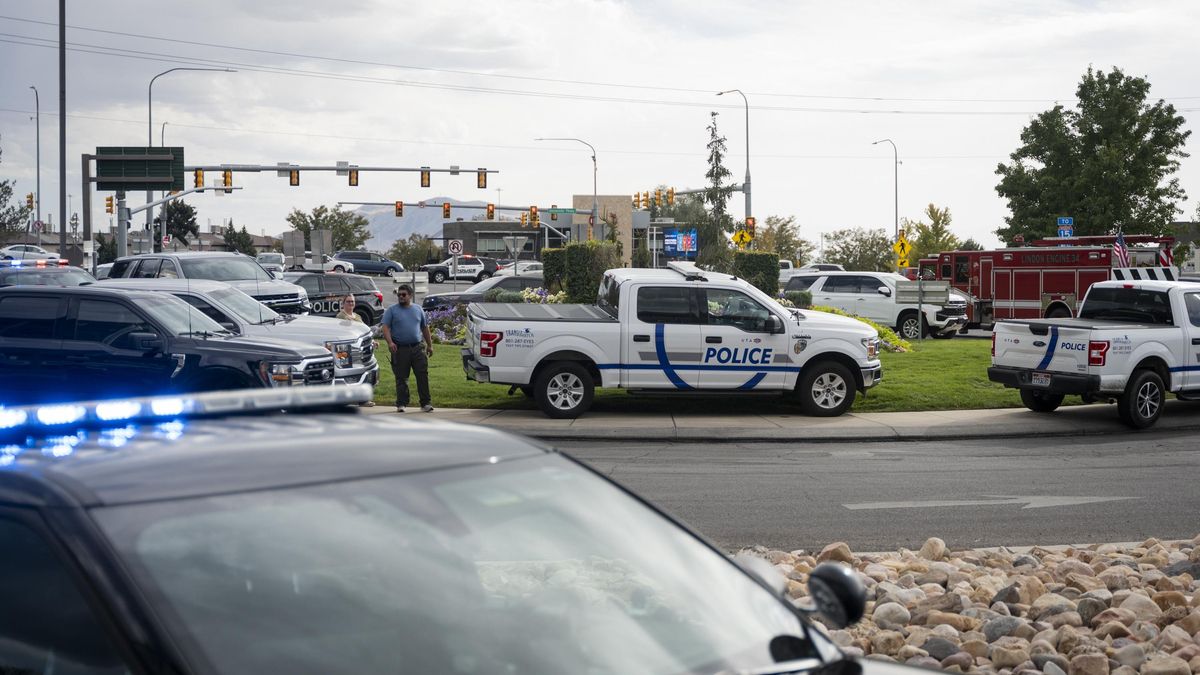 Coches de Policía en el campus tras el tiroteo contra Charlie Kirk.