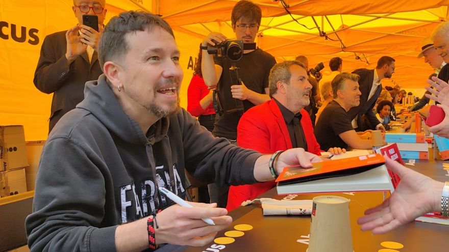 El exvicepresidente del Gobierno y exlíder de Podemos, Pablo Iglesias, firma libros en Barcelona por la Diada de Sant Jordi.