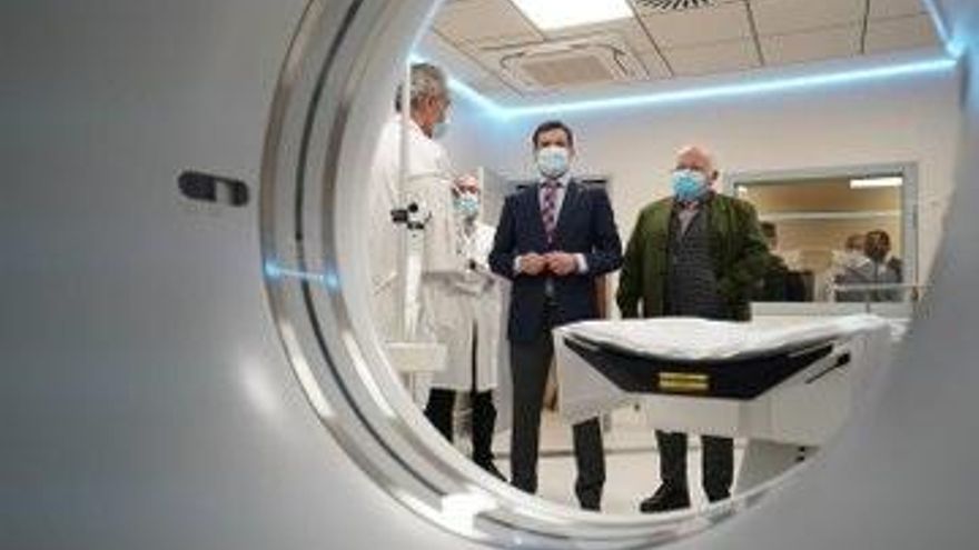 El presidente de la Junta de Andalucía, Juanma Moreno (centro), inaugura el Centro de Alta Resolución de Especialidades (CARE) Los Alcores