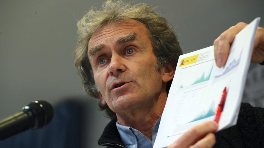 El director del Centro de Coordinación de Alertas y Emergencias Sanitarias, Fernando Simón, ofrece una rueda de prensa este lunes en el Ministerio de Salud en Madrid. EFE/Kiko Huesca