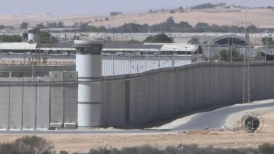 Captura de video del exterior de la prisión de alta seguridad de Saharonim, en medio del desierto israelí del Neguev, pegada a la frontera de Egipto, que se ha convertido en un goteo de diplomáticos de al menos 16 países para visitar a sus ciudadanos detenidos cuando navegaban intentando llegar a Gaza.