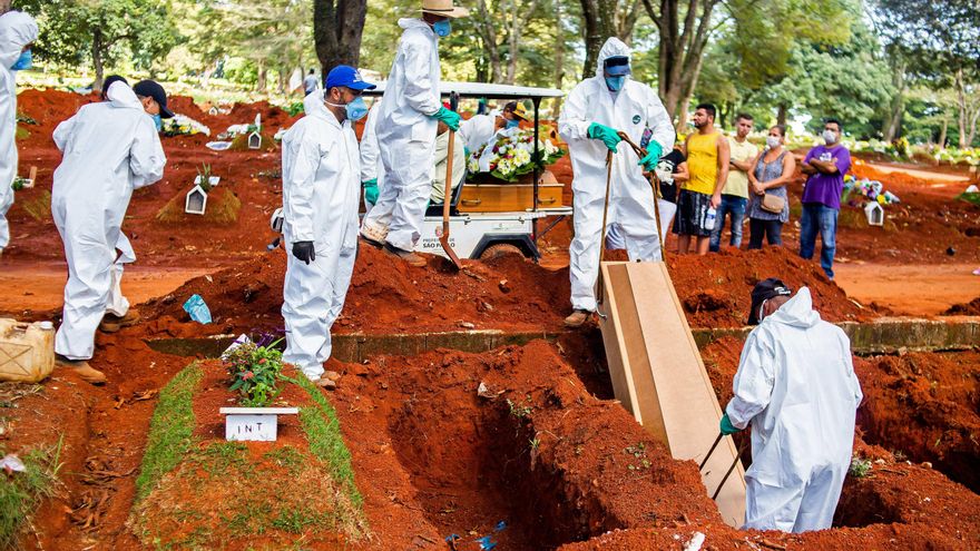 Empleados del servicio funerario entierran a una víctima de la covid-19, en el cementerio de Vila Formosa, en São Paulo (Brasil). EFE/Edson Lopes Jr./Archivo