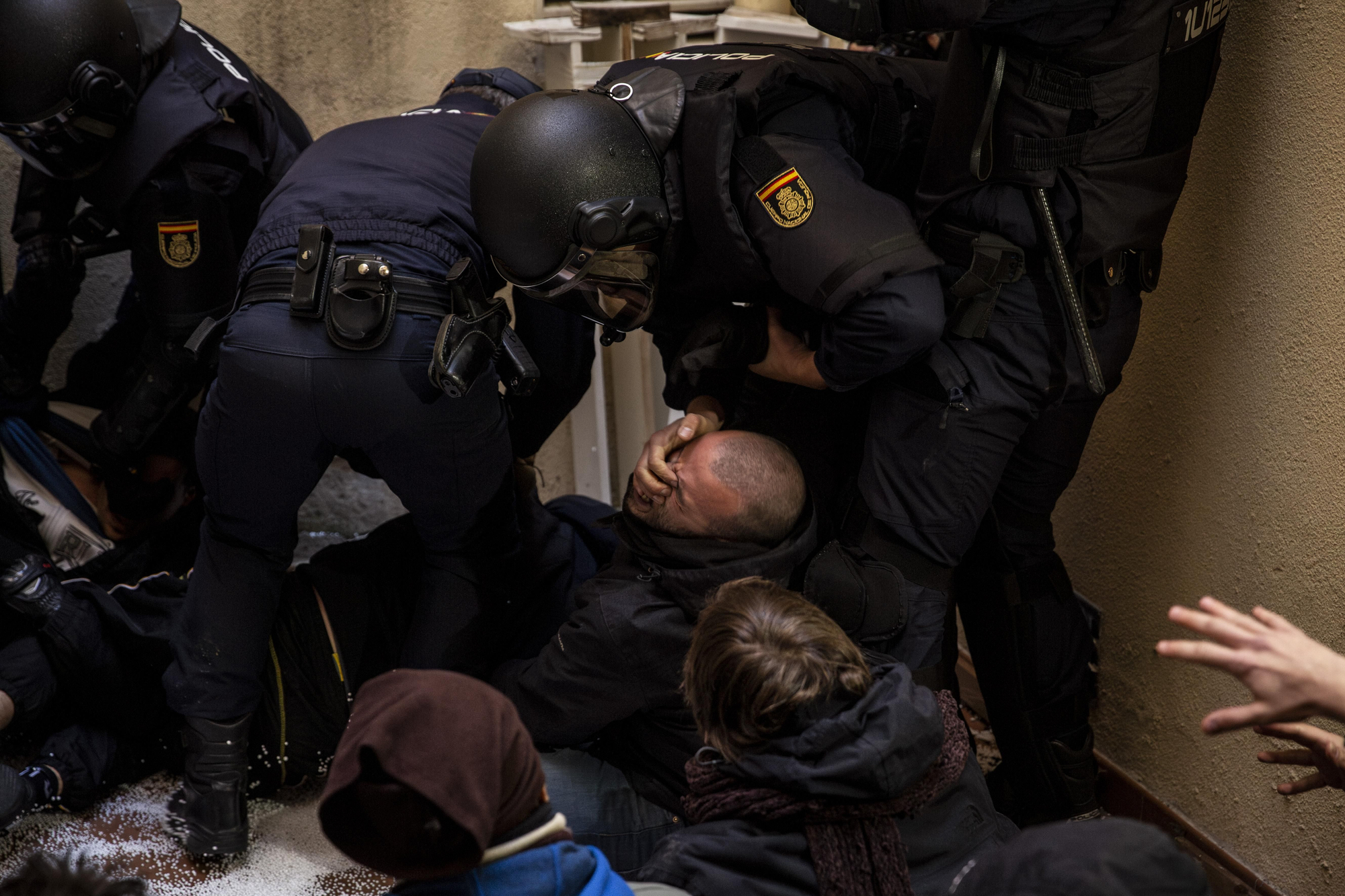 Policías nacionales desalojan a los activistas que intentaban impedir el desahucio de Umberto y su hijo en el barrio de Valdeacederas, Madrid, en febrero de 2015