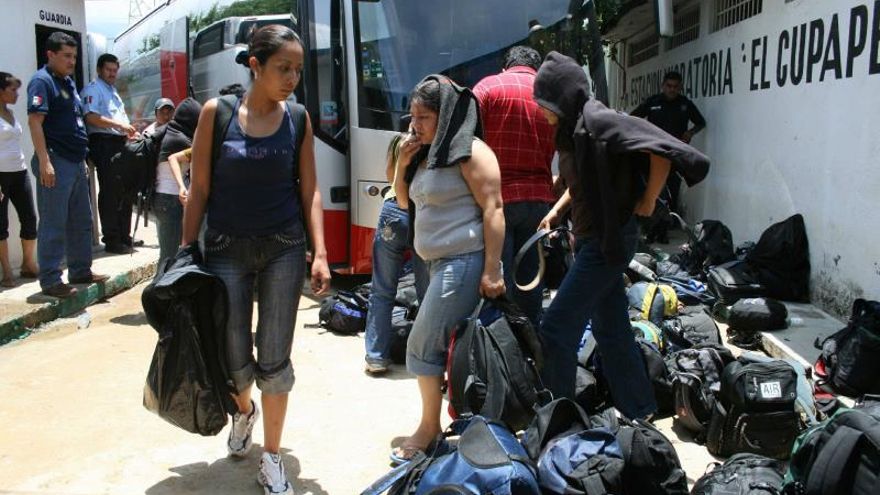 Detienen 2 camiones con 292 migrantes hacinados en estado mexicano de Chiapas