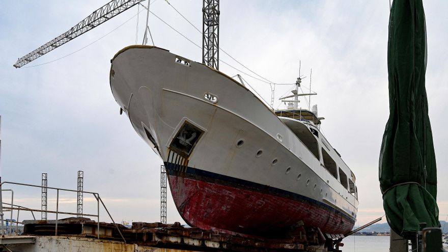 Vista del elegante yate de estética clásica, de 35 metros de eslora, apodado "Brave Goose of 1972", que perteneció al famoso estafador inglés John Palmer, está a la venta y se halla varado este jueves en la dársena de Oza tras llegar a A Coruña en 2017, dos años después de la muerte de su anterior propietario. EFE/ Moncho Fuentes
