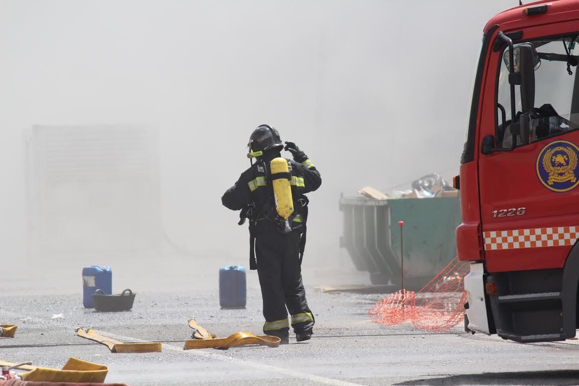 Incendio de un pesquero en el Muelle Reina Sofía. (CIRENIA VICO)
