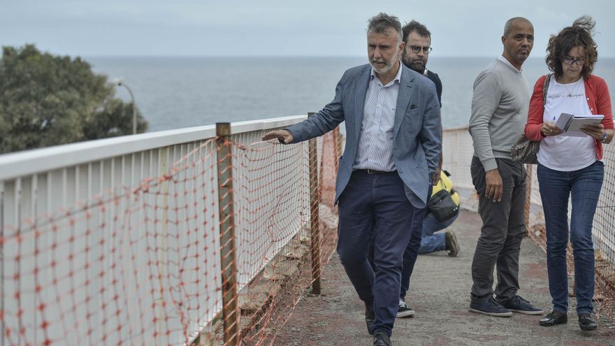 Ángel Víctor Torres visita una pasarela que se reformará en abril de 2017