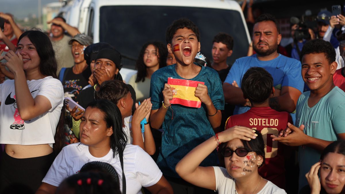 Seguidores de España celebran el tirunfo durante la transmisión de la final del Mundial de la FIFA 2026 entre España y Argentina este domingo, en La Guaira (Venezuela).