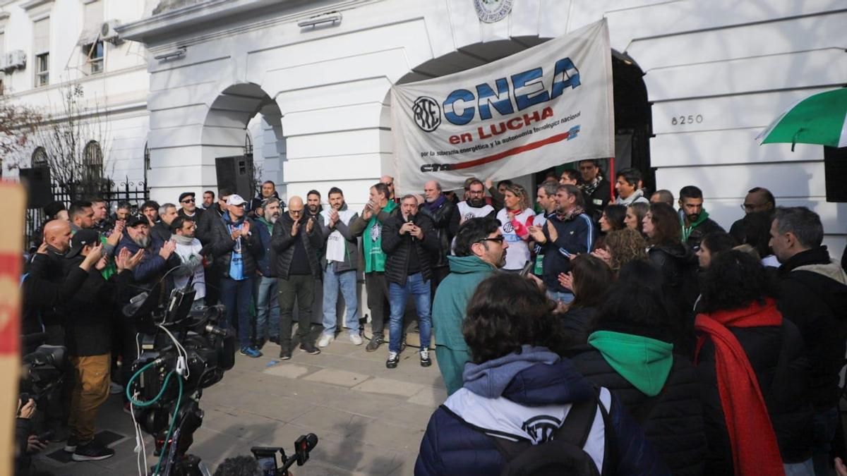 Diputados de la oposición repudiaron la ola de despidos en la CNEA: “Es una entrega de nuestra soberanía nuclear"