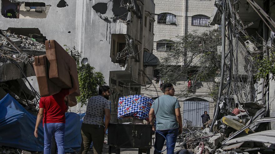 Ciudadanos cargan sus pertenencias mientras evacúan la ciudad de Gaza, en medio de un aumento de las operaciones militares en la Franja de Gaza, el 8 de noviembre de 2023.EFE/EPA/MOHAMMED SABLE