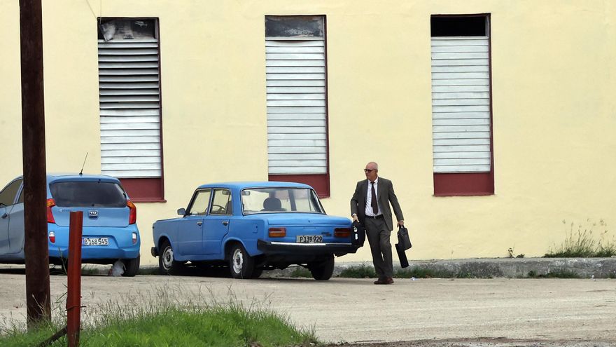 Mutismo oficial y expectación abren juicio por espionaje a exministro cubano Alejandro Gil